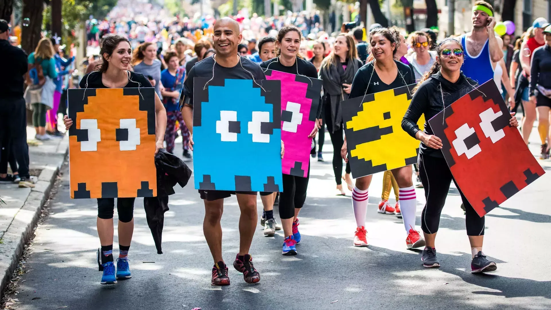 Corredores vestidos com fantasias de Pac Man para 海湾到破坏者 Race SF