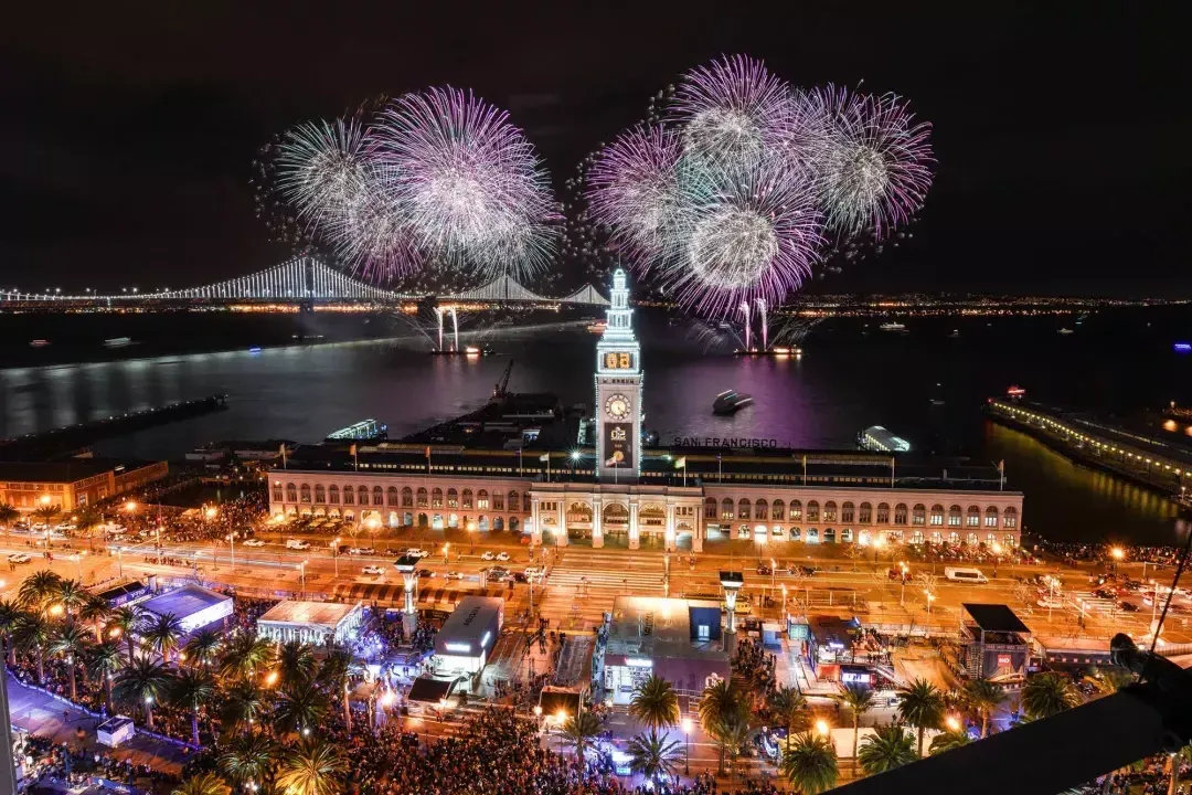 Fireworks explode over top of the Ferry Building with the Bay Bridge in the background. 是贝博体彩app,california.