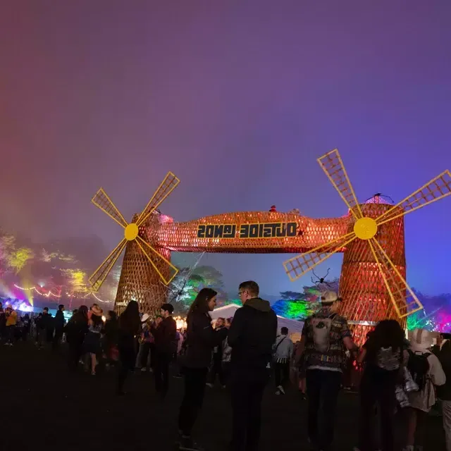 在贝博体彩app的Outside Lands音乐节(Outside Lands Festival)上，一群音乐节参与者被拍到在霓虹灯下度过夜晚。.