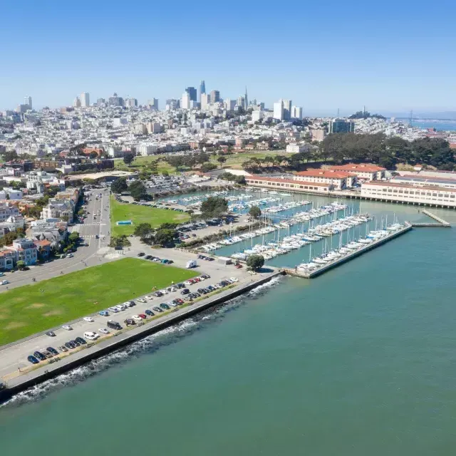 Aérea de Fort Mason com o horizonte de 贝博体彩app à distância.